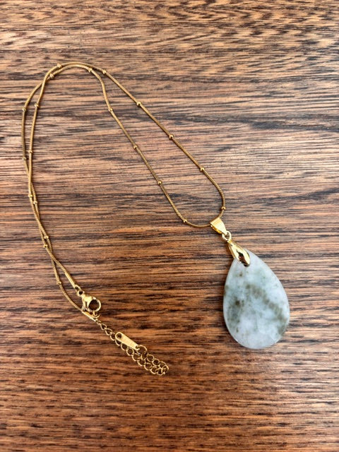 Collier pendentif jade en goutte sur chaîne dorée à maillons