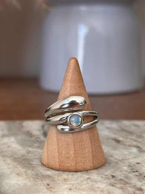 Bague ajustable en argent inox: opale blanche ronde sertie