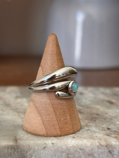 Bague ajustable argent inox, opale blanche ronde et anneaux incurvés