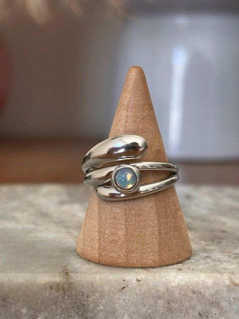 Bague ajustable en argent inox, opale blanche ronde au centre