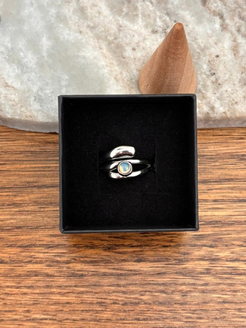 Bague ajustable argent inox, opale blanche ronde dans écrin noir