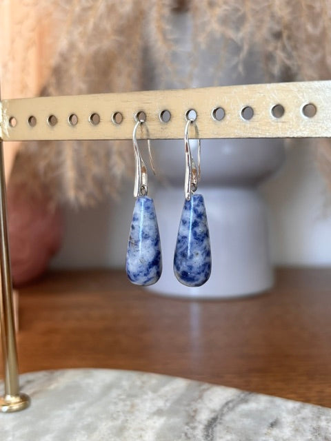 Boucles dormeuses acier argenté, gouttes de sodalite bleue