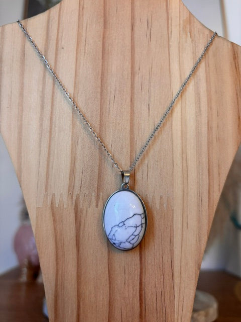 Collier Howlite Blanche – Chaîne Acier Inoxydable Argenté 44cm – Cabochon Pierre Naturelle