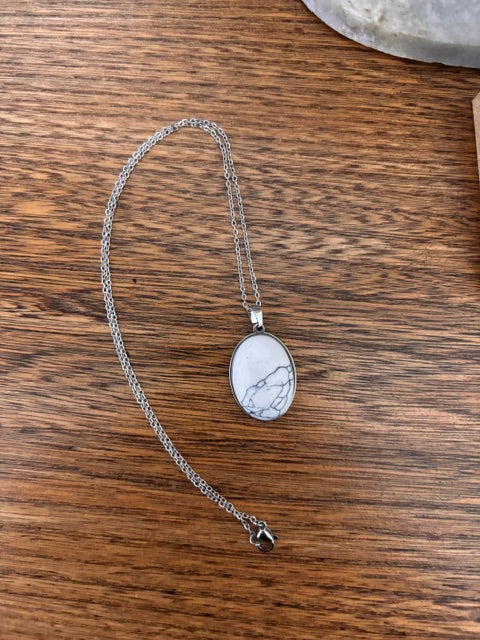 Collier Howlite Blanche – Chaîne Acier Inoxydable Argenté 44cm – Cabochon Pierre Naturelle