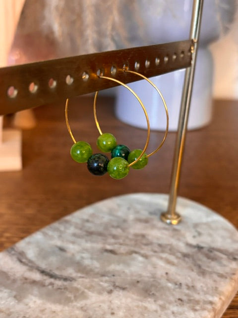 Boucles d'Oreilles Créoles Dorées 35mm – Perles Pierre Péridot & Malachite – Bijou Artisanal