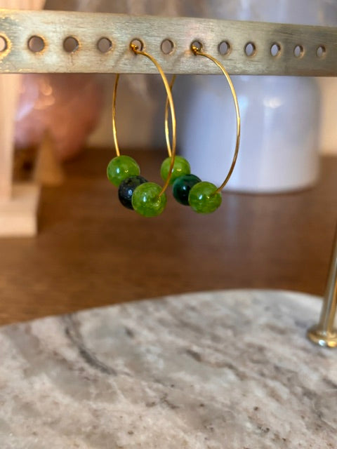 Boucles d'Oreilles Créoles Dorées 35mm – Perles Pierre Péridot & Malachite – Bijou Artisanal