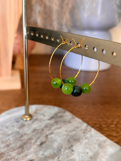 Boucles d'Oreilles Créoles Dorées 35mm – Perles Pierre Péridot & Malachite – Bijou Artisanal