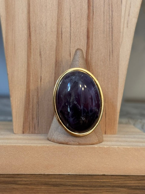 Bague dorée ajustable à cabochon ovale violet foncé, monture en métal