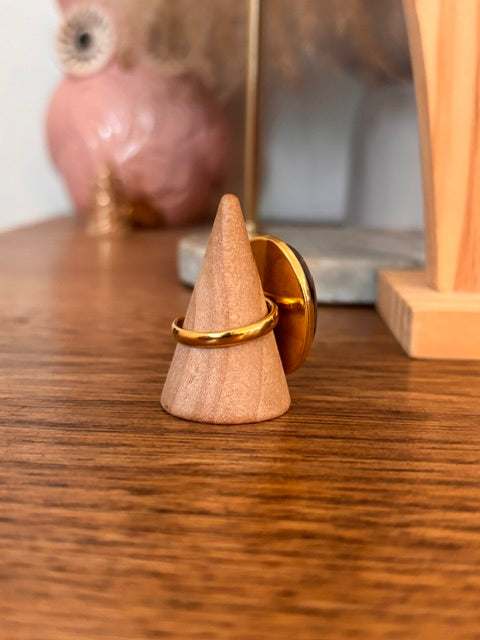 Bague dorée ajustable avec cabochon ovale violet foncé, anneau ouvert