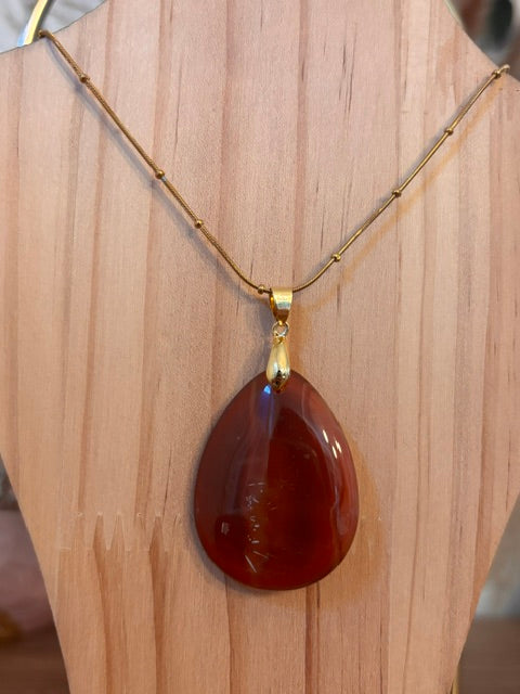 Collier chaîne dorée avec pendentif goutte d’agate rouge bordeaux poli