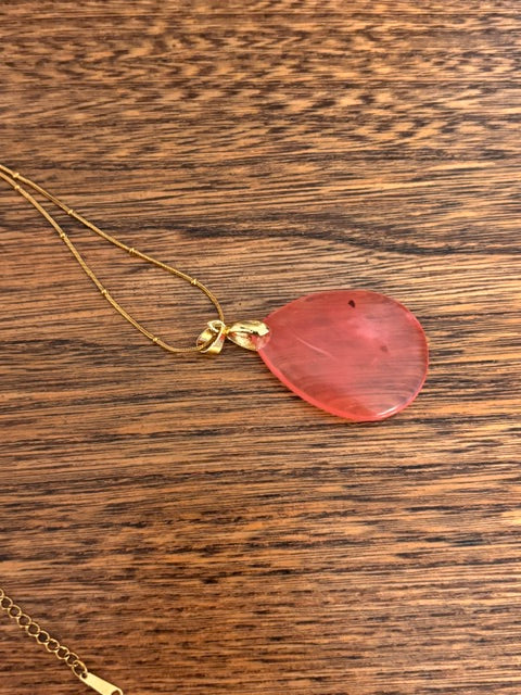 Collier chaîne dorée avec pendentif goutte quartz rouge cerise, détail de l’attache