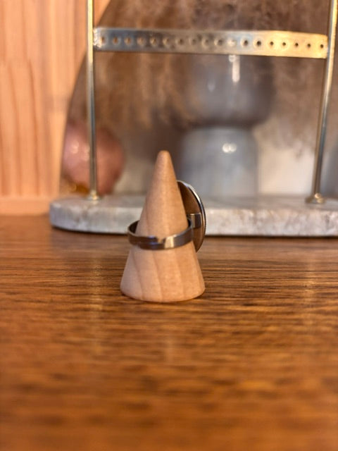 Bague argentée ajustable, vue sur la monture et la jonction du cercle