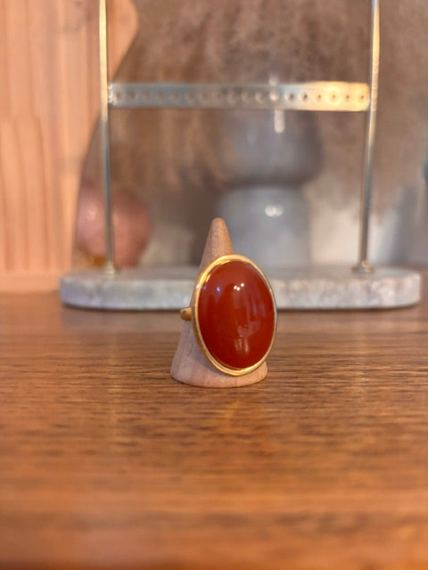 Bague dorée réglable avec cabochon ovale d’agate rouge sur monture en métal