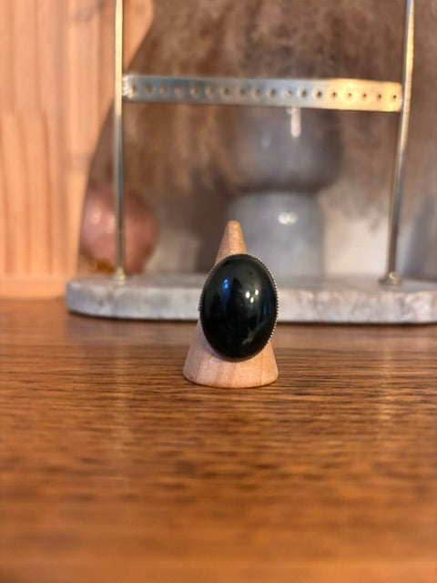 Bague argentée ajustable avec cabochon ovale noir-bleu sur monture plate