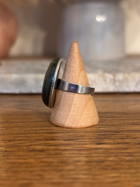 Bague argentée ajustable, vue de côté, cabochon ovale noir-bleu