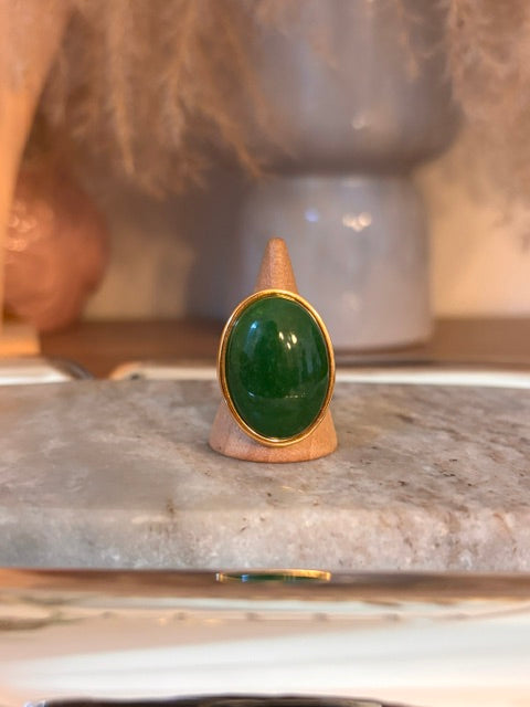 Bague ajustable dorée avec cabochon ovale vert poli