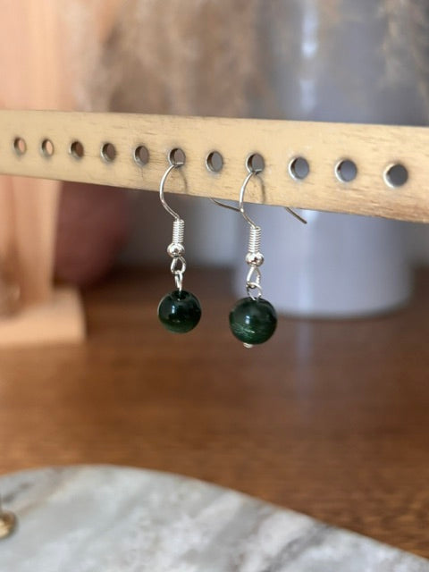 Boucles d'Oreilles Dormeuses Argentées · Perles Obsidienne Verte 8mm · Acier Inoxydable · Fait Main France