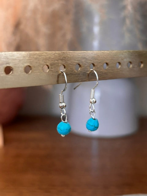 Boucles d'Oreilles Dormeuses Argentées · Perles Turquoise Naturelle 4mm · Acier Inoxydable · Enfant & Femme · Fait Main France