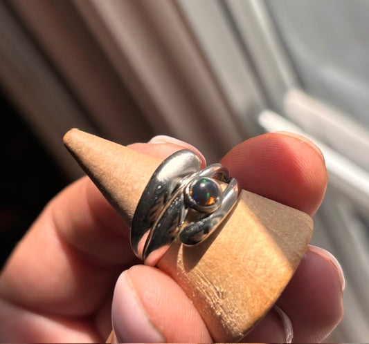 Bague argent ajustable avec cabochon noir et deux anneaux torsadés.