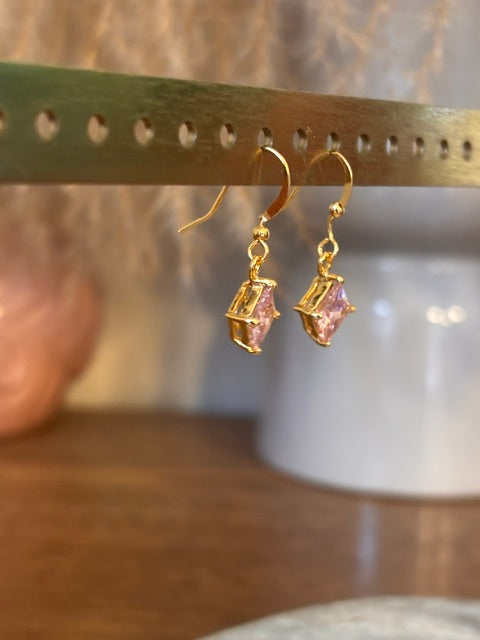 Dormeuse Plaqué Or 18 Carats – Saphir Rose de Synthèse | Bijou Femme