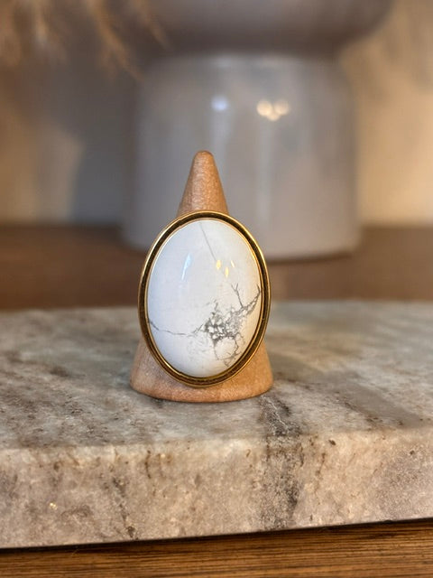 Bague dorée ajustable avec pierre ovale blanche et veines turquoise, sertie sur anneau fin