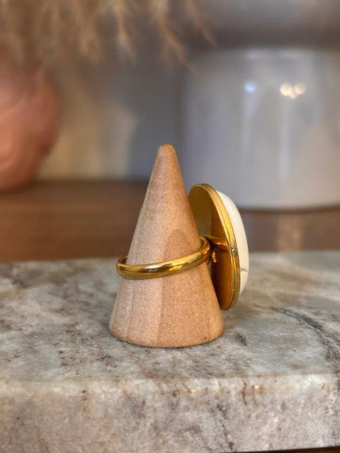 Bague dorée ajustable, anneau fin avec pierre ovale blanche; vue latérale du serti