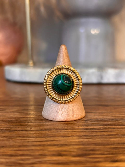 Bague dorée ajustable avec cabochon malachite vert et entourage gravé