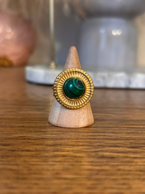 Bague Soleil Dorée | Acier Inoxydable 316L Ajustable | Cabochon Malachite Naturelle 10 mm