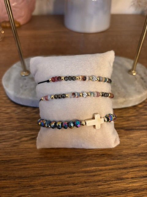 Bracelets perles multicolores avec croix dorée, cordon ajustable, vue rapprochée