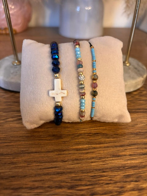 Lot de 3 bracelets perles bleues et turquoise, croix blanche, cordons réglables