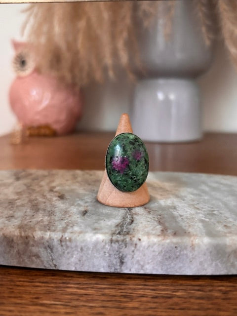 Bague Rubis Zoïsite Naturel Argentée Ajustable | Cabochon 18x25 mm | Monture Vintage | Acier Inoxydable | Amour & Vitalité | Lithothérapie | Fait Main France