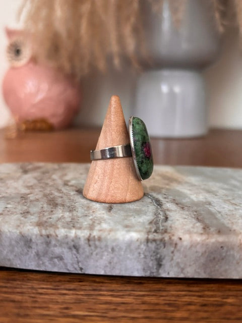 Bague Rubis Zoïsite Naturel Argentée Ajustable | Cabochon 18x25 mm | Monture Vintage | Acier Inoxydable | Amour & Vitalité | Lithothérapie | Fait Main France