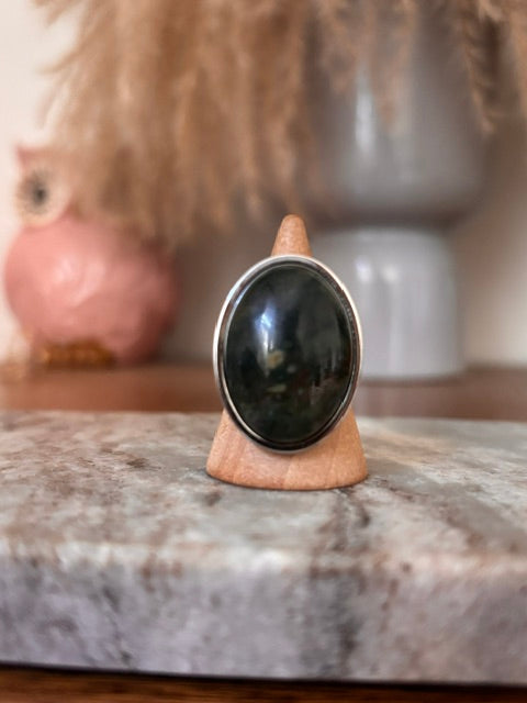 Bague argentée à cabochon ovale noir en jaspe, monture ajustable en acier inoxydable