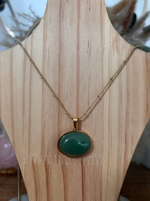 Collier avec chaîne dorée et cabochon ovale vert