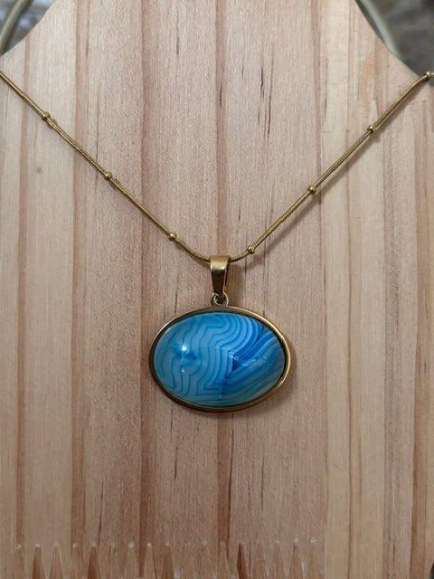 Collier avec chaîne dorée en acier inoxydable et pendentif ovale bleu en cabochon