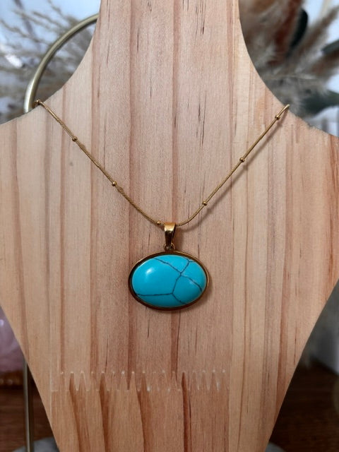 Collier turquoise à cabochon ovale sur chaîne dorée, pierre naturelle
