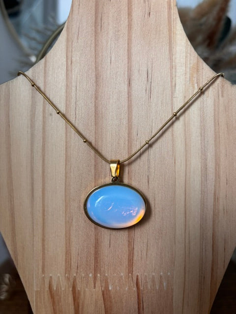 Collier doré à cabochon opaline bleu ovale sur chaîne perlée acier inoxydable