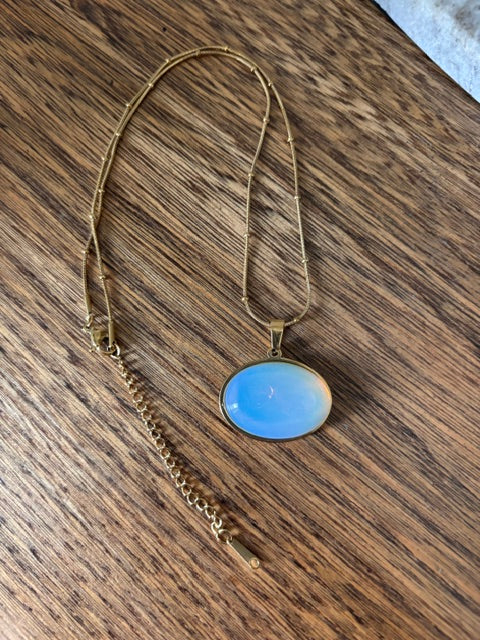 Collier doré cabochon opaline bleu ovale, chaîne fine avec pendentif