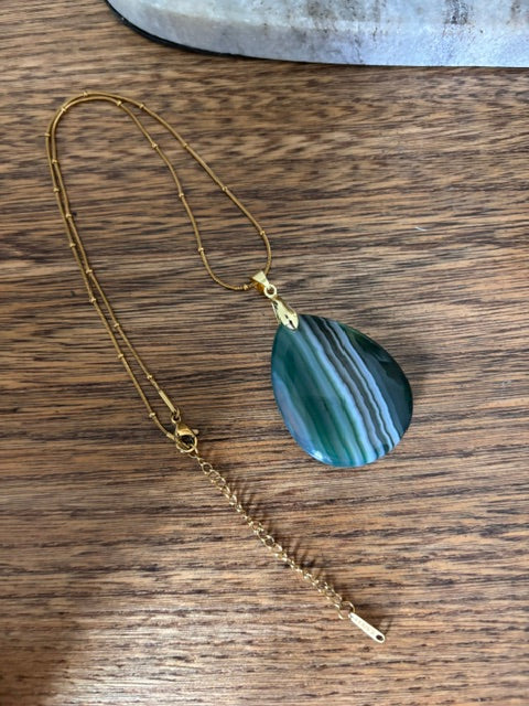 Collier à pendentif goutte d’agate verte rayée sur chaîne dorée