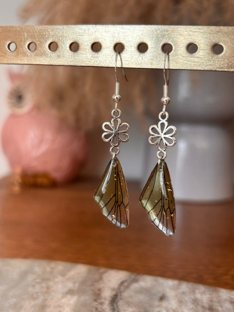 Boucles d’oreilles en acier : fleurs argentées et pendentifs ailes vert doré