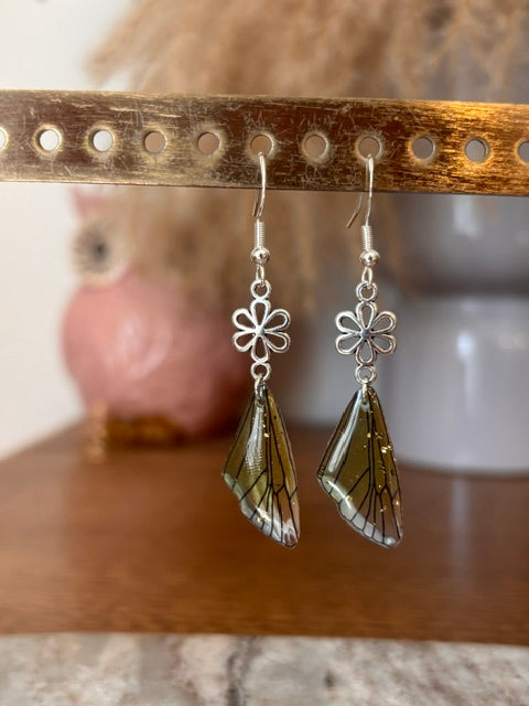 Boucles d’oreilles acier : motifs fleur argent et pendentifs ailes vert doré