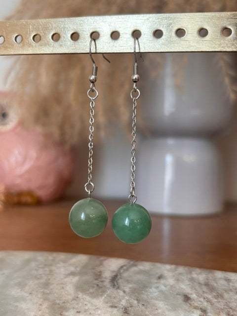 Boucles d’oreilles dormeuses argentées à chaînette, pierres rondes aventurine verte