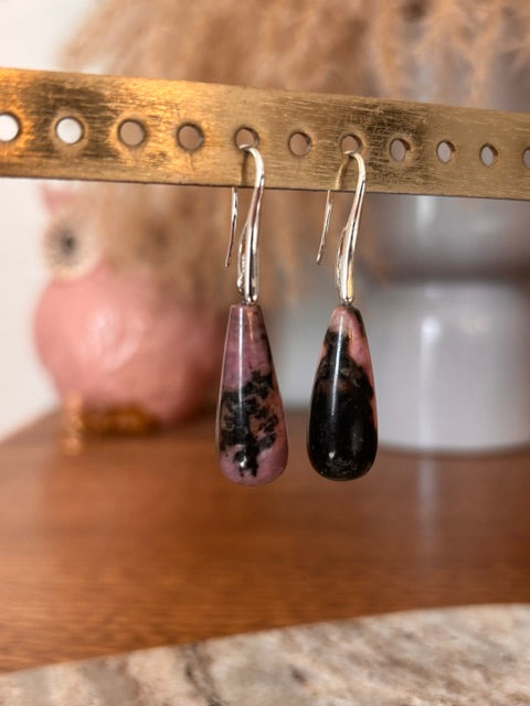 Boucles d’oreilles dormeuses argentées en pierre naturelle, goutte violette et noire