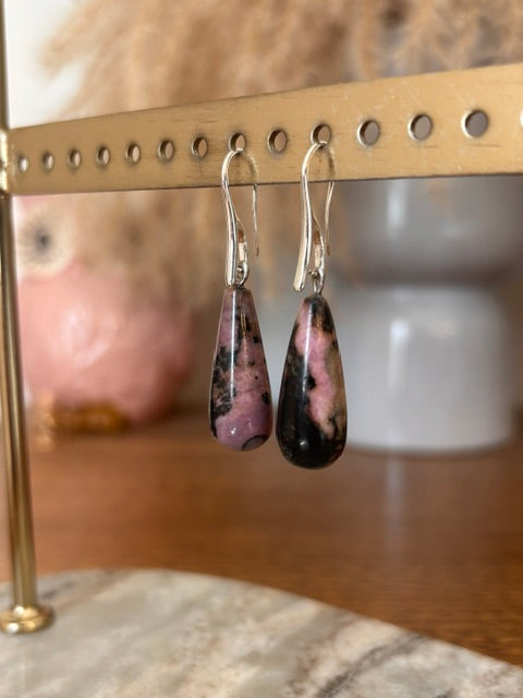 Boucles d’oreilles dormeuses en goutte de pierre naturelle, violette, sur monture argentée