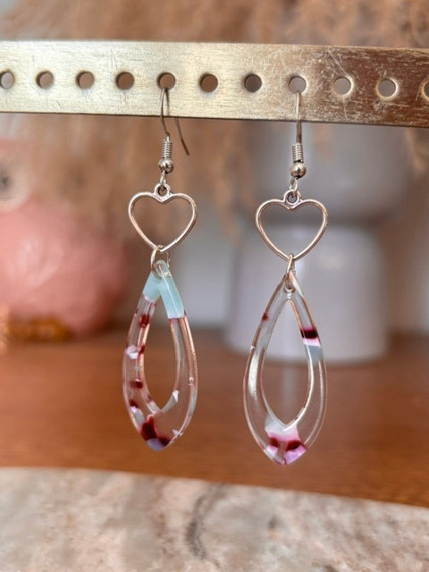Boucles d’oreilles dormeuses argentées : cœur et breloque goutte en acétate coloré