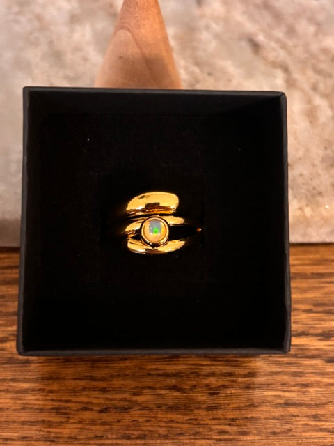 Bague dorée en acier inoxydable avec cabochon d’opale blanche en boîte noire