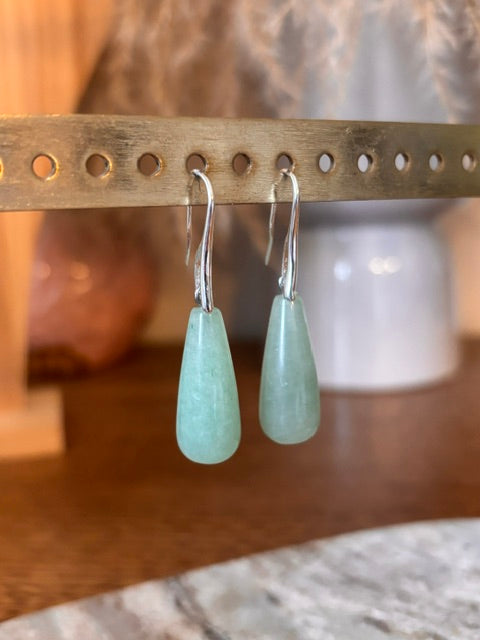 Boucles d’oreilles pendantes argentées avec deux pierres vertes en goutte d’eau