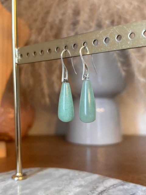 Boucles d’oreilles pendantes argentées, pierres vertes en forme de goutte