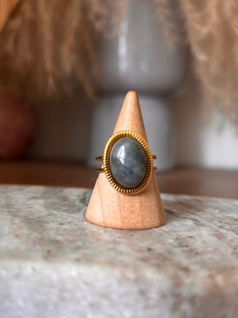 Bague dorée ajustable avec cabochon ovale en labradorite bleu-gris serti