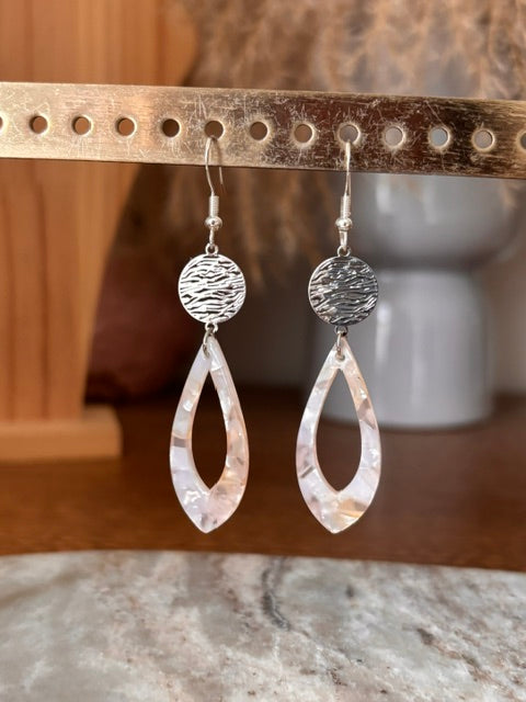 Boucles d’oreilles dormeuses argentées, motifs filigrane ronds et gouttes nacrées